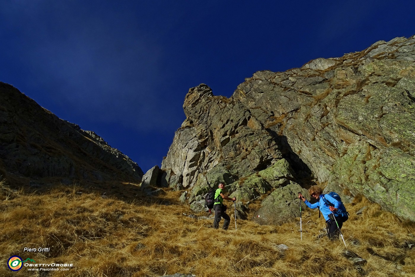 47 Salendo il ripido canalino erboso-roccioso.JPG -                                